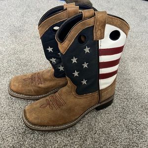 Boys size 2.5 boots